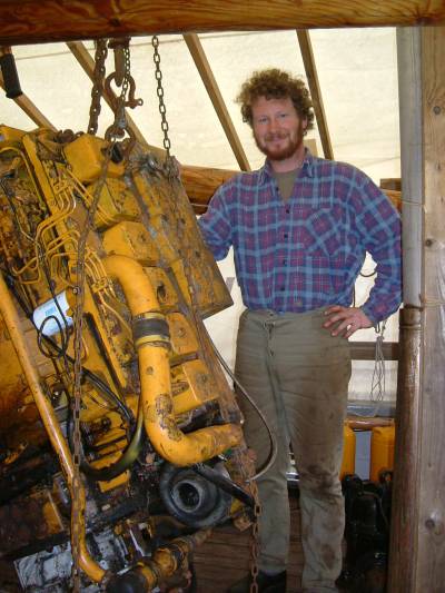 March 2006. The main engine on the Saga needs to be replaced. To the left I stand by the old engine that Rasmus and I have loosened and hoisted up carefully with hoists. Ready to be lifted further by a crane.